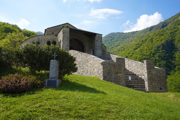 La Abadía de San Pietro al Monte bajo ángulo, Civate, Italia