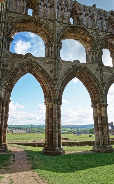 Foto abadía de whitby en north yorkshire del reino unido, ruinas de la abadía benedictina. ahora está bajo la protección del english heritage.