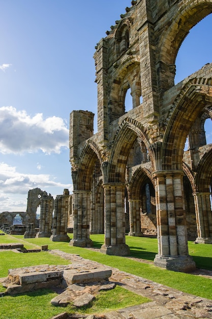 Abadía de Whitby en North Yorkshire, en el Reino Unido. Son las ruinas de la abadía benedictina. Ahora está bajo la protección del English Heritage.