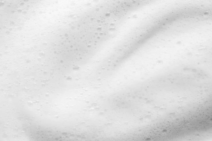 Foto abaixo da textura de bolhas de espuma de sabão branco abstrato