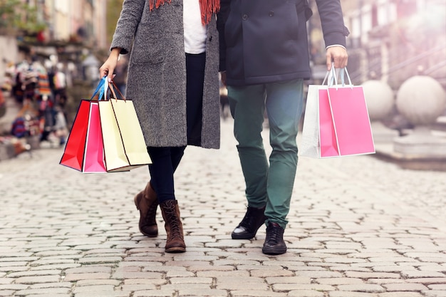 Abajo sección de personas con bolsas de compras en la ciudad.