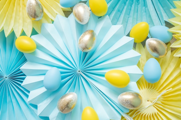 Abanicos de decoración de papel tisú y huevos de Pascua