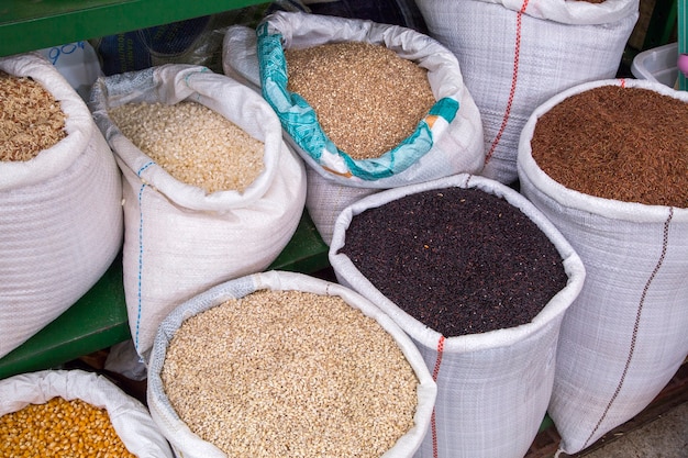 Foto abarrotes a la venta en el mercado municipal de curitiba.