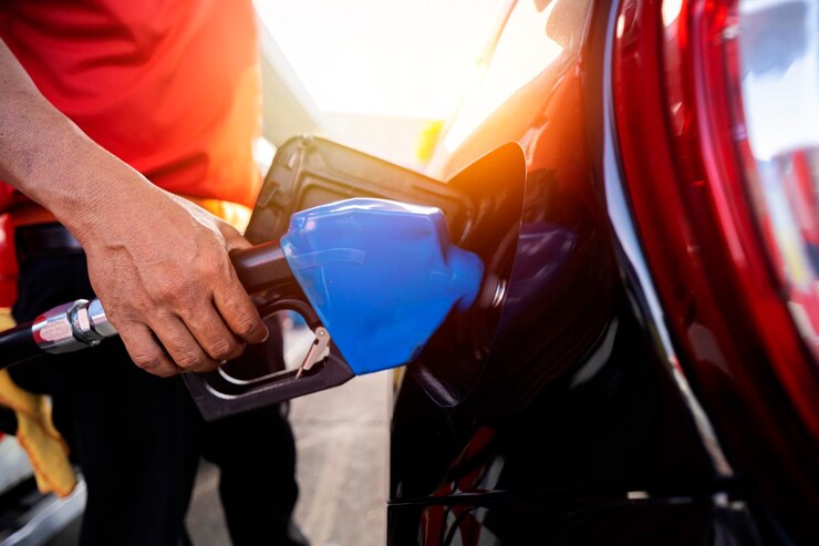 Abastecendo o carro em uma bomba de combustível de posto de gasolina Man motorista de homem reabastecendo e bombeando óleo de gasolina o carro com combustível na estação de reabastecimento Reabastecimento de carro em posto de gasolina Bomba de combustível na estação