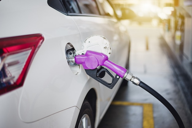 Abastecer o carro em um posto de gasolina