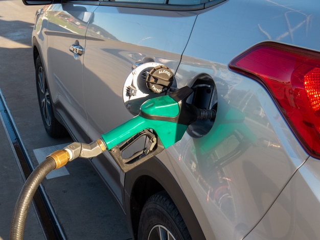 Abastecimento de veículos com etanol combustível. gasolina ou álcool. crise de abastecimento de combustível