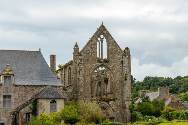 Foto abbaye de beauport na aldeia de paimpol, departamento de cãƒâ´tes-d'armor, bretanha francesa. frança