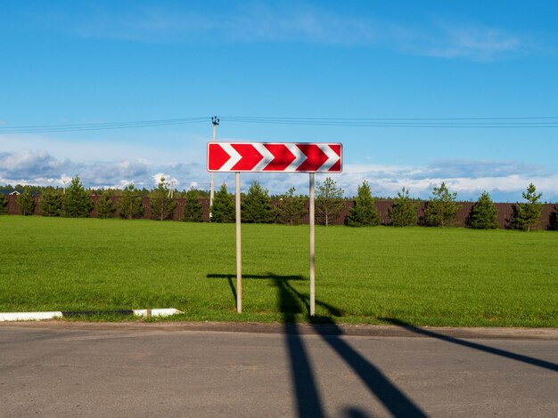 Abbiegerichtung Verkehrsschild Warnschild für rechts abbiegen mit einem Auto