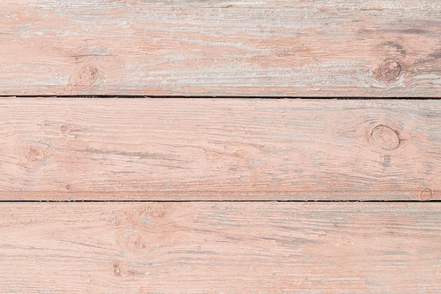 Abblätternde Farbe auf einem Holzfußboden Weich rosa abstrakten Hintergrund der horizontalen Bretter Grunge Risse lackierte Oberfläche Muster Textur Verwitterte alte Holztisch Rustikales Design Vorlage mit Leerzeichen