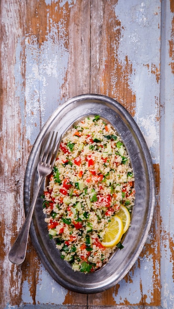 Abbouleh Salat Couscous auf dem Teller. Traditioneller Mittlerer Osten