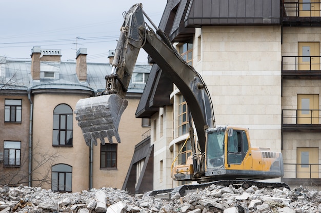 Abbruchgebäude mit einem speziellen Hydraulikbagger-Zerstörer