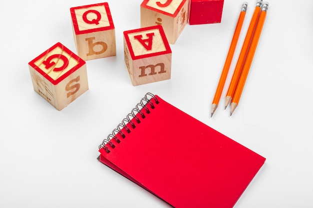 ABC-Alphabet mit Notizbuch aus Papier