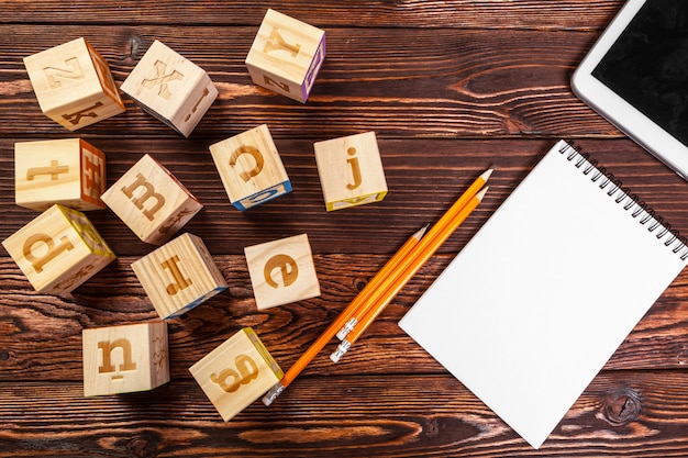 Foto abc-alphabet mit papieranmerkungsbuch