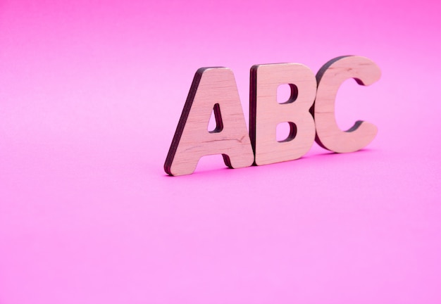 ABC-Buchstaben auf rosa Hintergrund