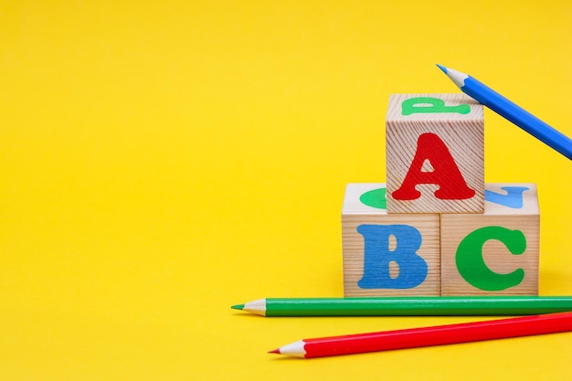 Foto abc primeras letras del alfabeto inglés en bloques de madera