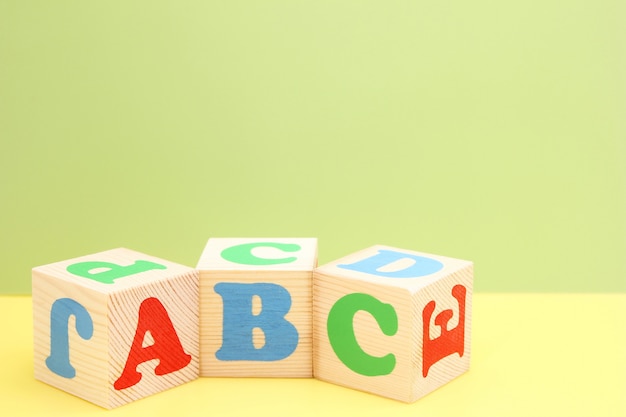 ABC: las primeras letras del alfabeto inglés en cubos de juguete de madera.