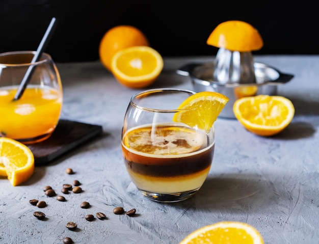 Abelha de café feita por camadas com suco de laranja de café e calda de caramelo