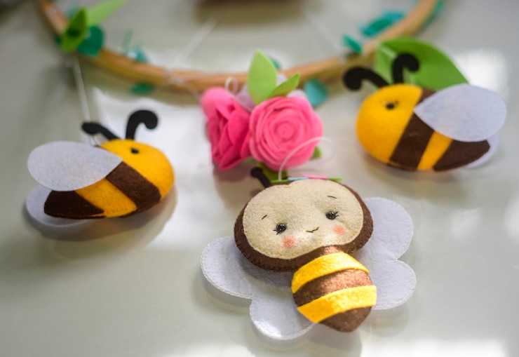 Foto abelhas e flores bonitas feitas à mão de material de feltro e pelúcia com almofadas