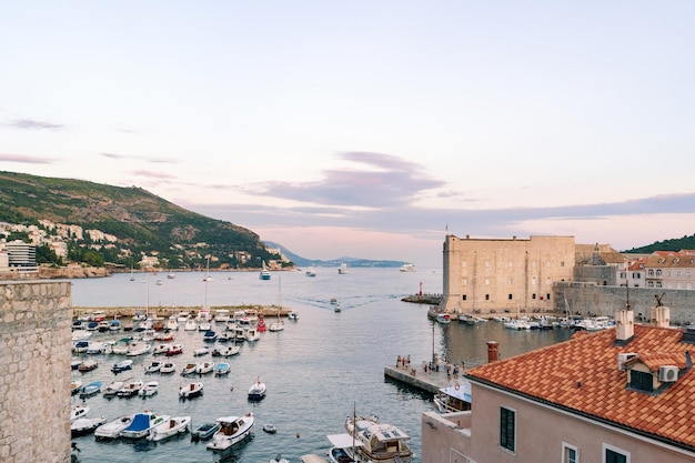 Abend am St. John Fort und Segelboote und Menschen am alten Hafen in der Adria in Dubrovnik, Kroatien