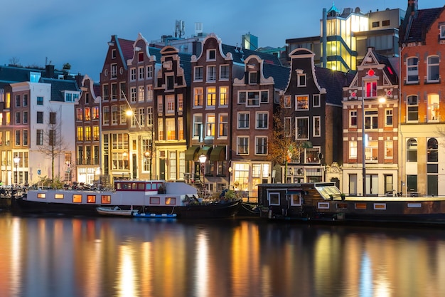 Abend amsterdamer kanal amstel mit typischen holländischen häusern bei nacht holland niederlande