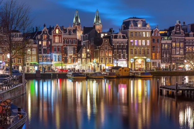 Abend amsterdamer kanal amstel mit typischen holländischen häusern bei nacht holland niederlande