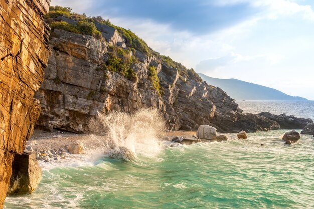 Abend Rocky Shore und Surf Spray