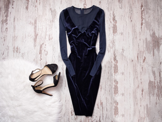Abend samt blaues Kleid mit Chiffon, schwarze Schuhe aus Holz Hintergrund