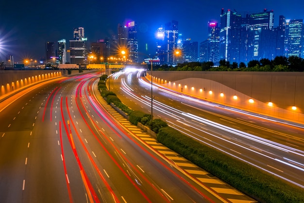 Abend Singapur. Autobahn und Wolkenkratzer im Hintergrund