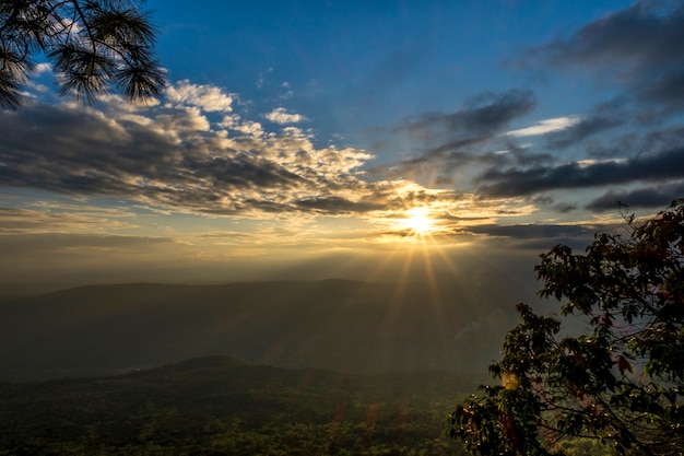 Abend Sonnenuntergang. Bei Pha Lom Sak, Phu Kradueng, Loei in Thailand.