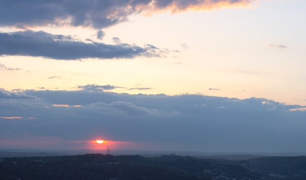 Abend Sonnenuntergang Himmel mit Wolken über Lviv City View