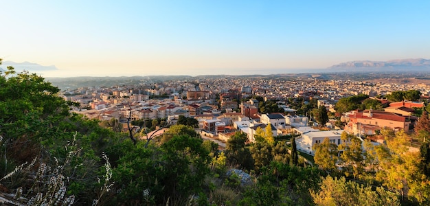 Abend Stadt Alcamo und Meeresbucht Sizilien Italien