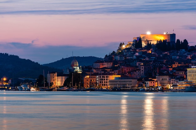 Abend Stadt Sibenik in Kroatien Nachtlichter Reflexion Stadtbild