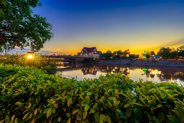 Abend Vor dem Wat Phra Si Rattana Mahathat umgangssprachlich auch Wat Yai . genannt