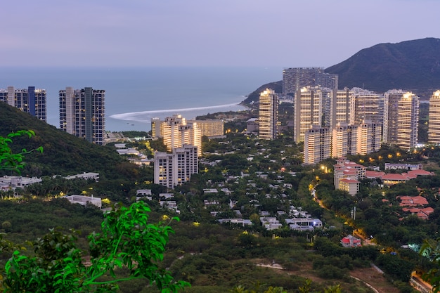 Abendansicht der Banshan-Halbinsel (Banshan Bandao), Xiao Donghai Beach vom Luhuitou Mountain Park, Sanya, Insel Hainan, China