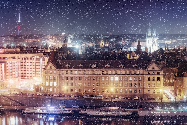 Abendansicht der Moldau und der Brücken in Prag