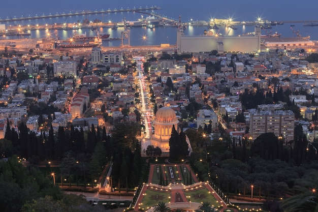 Foto abendansicht des bahai-gartens und von haifa, israel.