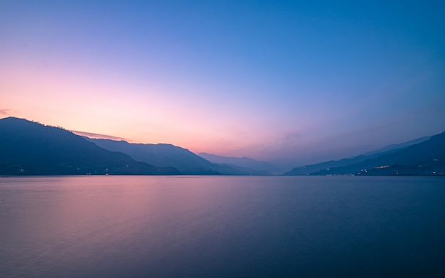 Abendansicht des paar Sees bei Pokahara, Nepal.