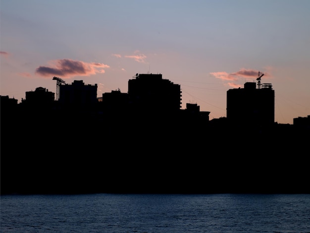 Abendansicht mit der Flussstadt Donezk im Vordergrund