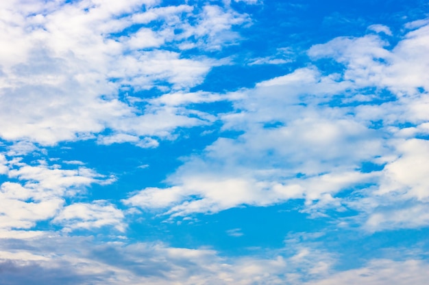 Abendblauer Himmel mit weißen Wolken