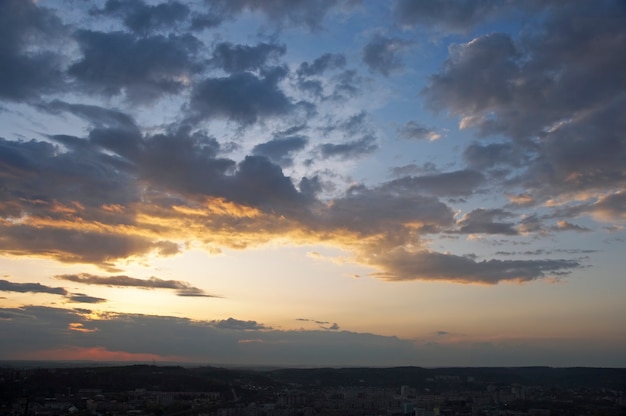 Abendblauer Himmel mit Wolken und Blick auf die Stadt Lemberg