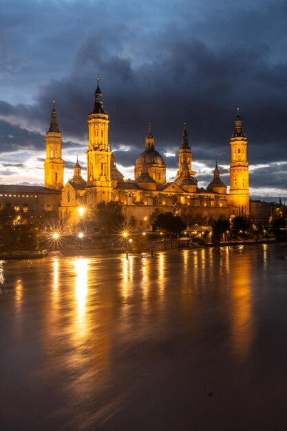 Abenddämmerung an der Puente de Piedra neben der Basilica De Nuestra Señora del Pilar