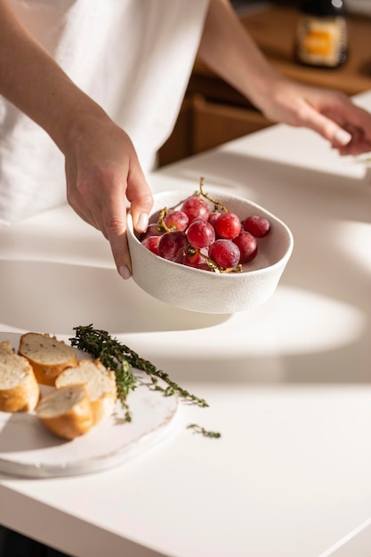 Abendessen mit Brie-Käse und Trauben kochen