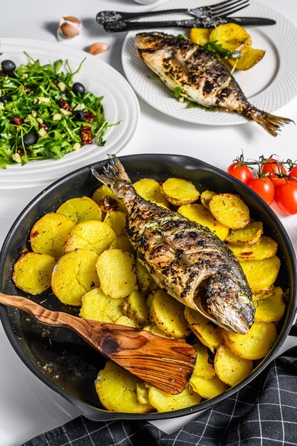 Abendessen mit gegrilltem Seebrassenfisch-Rucola-Salat mit Tomaten-Ofenkartoffeln