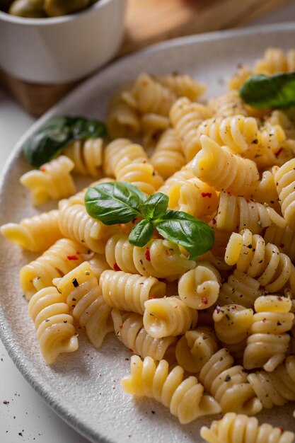 Abendessen mit italienischer Pasta mit Basilikum und Tomaten