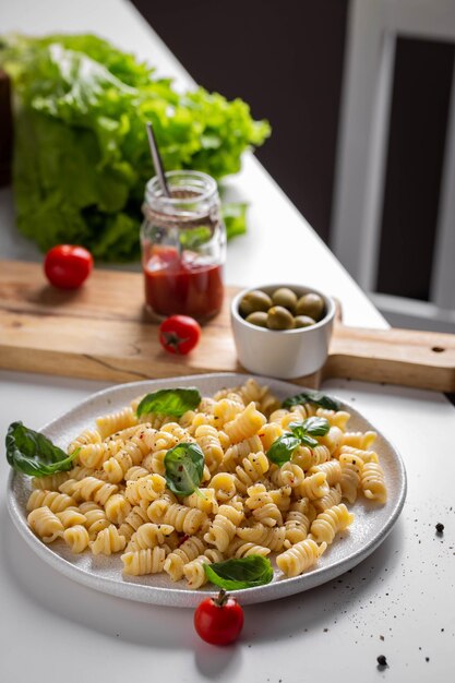 Foto abendessen mit italienischer pasta mit basilikum und tomaten