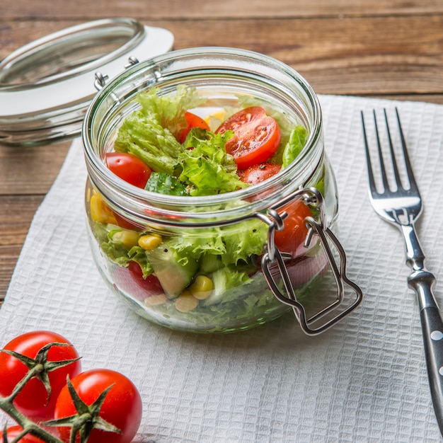 Foto abendessen mit leichtem gemüsesalat