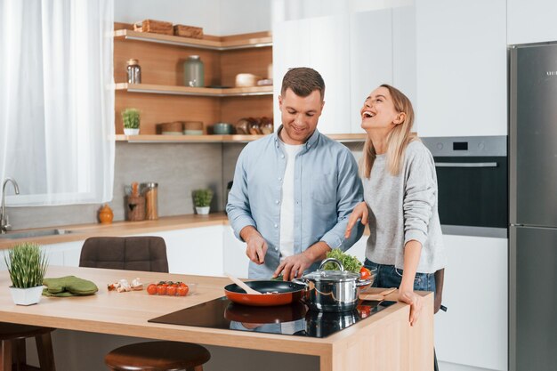 Abendessen vorbereiten Paar zu Hause in der modernen Küche