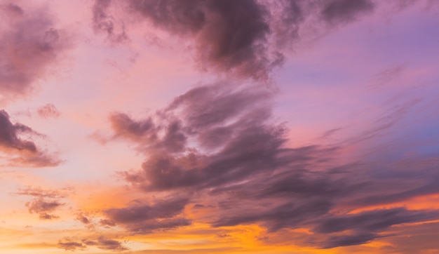 Abendhimmel mit bunten Sonnenlichtwolken auf Dämmerungshimmelhintergrund