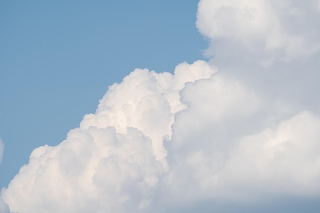 Abendhimmel mit Wolken und Sonnenstrahlen, Hintergrund