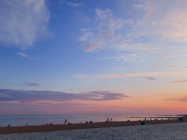 Abendhimmel über dem Strand erstaunlich mit farbenfrohem Sonnenuntergang und majestätischem Sonnenlicht auf Twilight Purplepink und Blue Nature Dusk Sky BackgroundCirruswolken im Sonnenunterganghimmel Atmosphärisches Phänomen